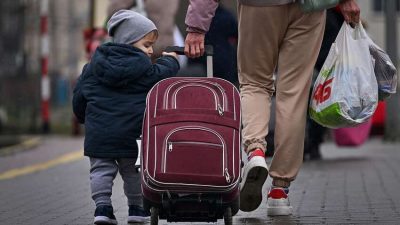 Чи повернуться українські біженці, якщо за це будуть платити грош