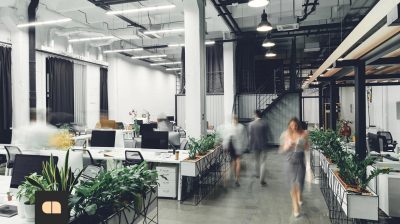 Бізнесу досі бракує працівників, але людей, що шукають роботу, стало більше